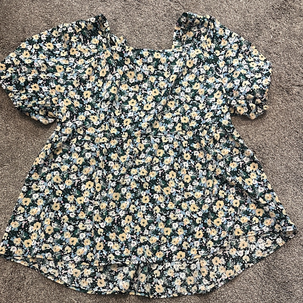 Moro Floral Print Women's Top - back has a part out and goes with a bow